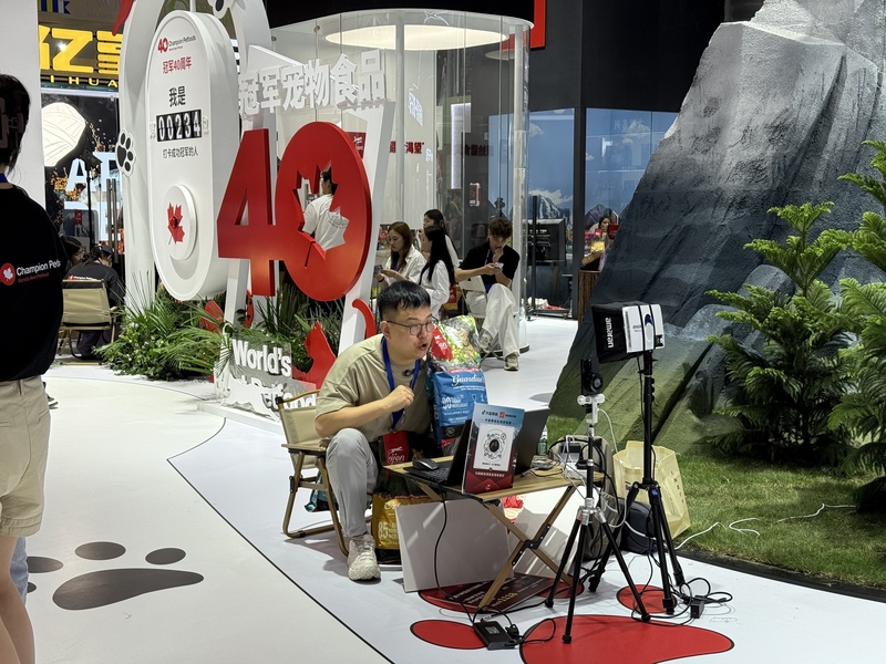 Pet Fair Asia kali ini mengumpulkan 2.600 perusahaan terkait dari seluruh dunia, diperkirakan akan ada 120 ribu pengunjung profesional dan 380 ribu pembeli yang datang dalam pameran ini.
