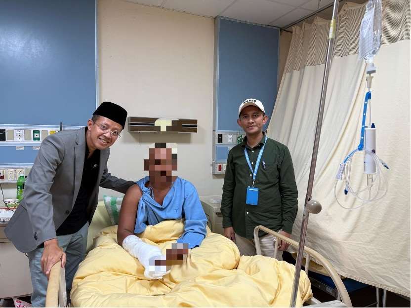 Kepala KDEI Taipei, Arif Sulistiyo, didampingi Analis Bidang Tenaga Kerja Kadir, membesuk ABK Boedi di Penghu yang mengalami kecelakaan kerja  (sumber: KDEI Taipei)
