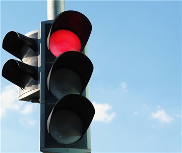 Masih Banyak yang Melanggar! Jangan Lakukan Ini Ketika Lagi Tunggu Lampu Merah! Langsung Denda NT$ 3 Ribu  圖:CANVA