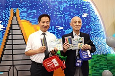 LG
利百代親子形象館開幕  張國恩、門田明輝合影
東海大學攜手文具品牌利百代國際實業合作打造「利
百代親子形象館」，東海大學校長張國恩（左）、利
百代董事長門田明輝（右）6日出席開幕儀式。
（東海大學提供）
中央社記者趙麗妍傳真  114年8月6日
