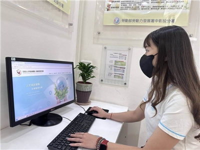 "Pusat Pelatihan Bakat Lingkungan, Sosial dan Tata Kelola (ESG)" yang dibentuk, sejak tahun 2024 diluncurkan secara daring, jumlah viewer telah menembus angka 60.000 orang per kali (foto: WDA cabang Taichung-Changhua-Nantou)
