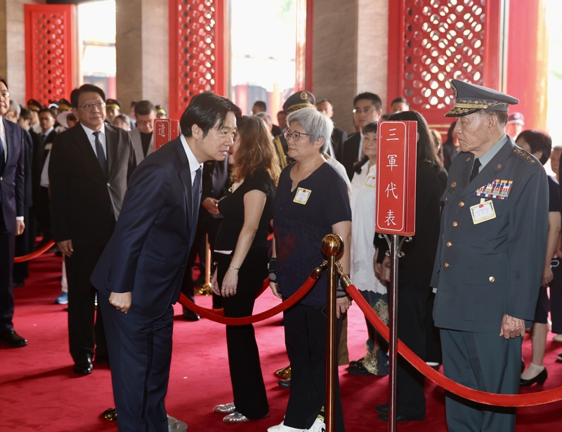 PD
賴總統赴忠烈祠主持秋祭  慰問遺族代表
總統賴清德（前左）3日赴忠烈祠主持「中華民國114
年秋祭忠烈殉職人員典禮」，典禮後，賴總統也向烈
士遺族代表致意。
中央社記者王飛華攝  114年9月3日
