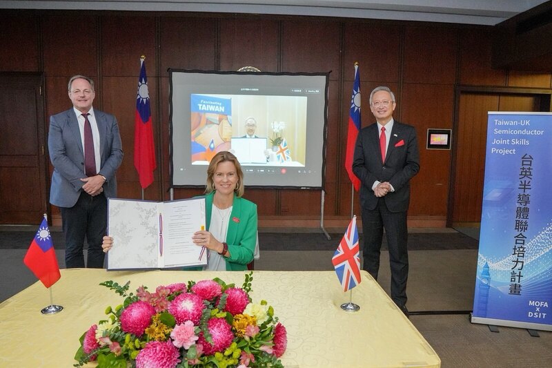 ED
台英簽署半導體聯合培力計畫瞭解備忘錄
駐英國代表姚金祥（後方螢幕）和英國駐台代表包瓊
郁（中）昨天在外交部，分別以視訊及實體方式簽署
「台英半導體聯合培力計畫瞭解備忘錄」，由外交部
政務次長吳志中（右）及英國創新科技部國家科技顧
問史密斯（左）見證。
（外交部提供）
中央社記者吳書緯傳真　114年9月12日
