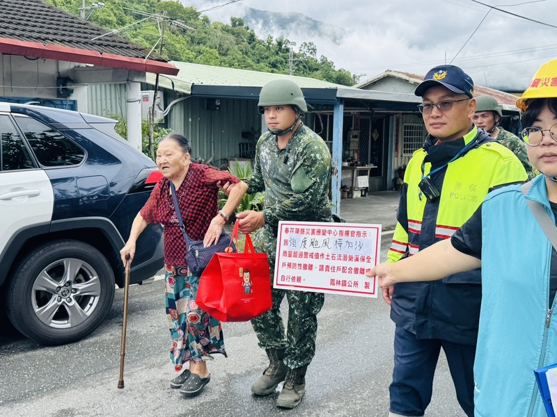 Diprakirakan danau gempa sungai Fata'an meluap siang hari ini, sejumlah 1.837 rumah tangga dan lebih dari 6.800 warga di hilir bagian kecamatan Fenglin, Wanrong, dan Guangfu yang terdampak dievakuasi.  (foto: kantor kecamatan Fenglin)
