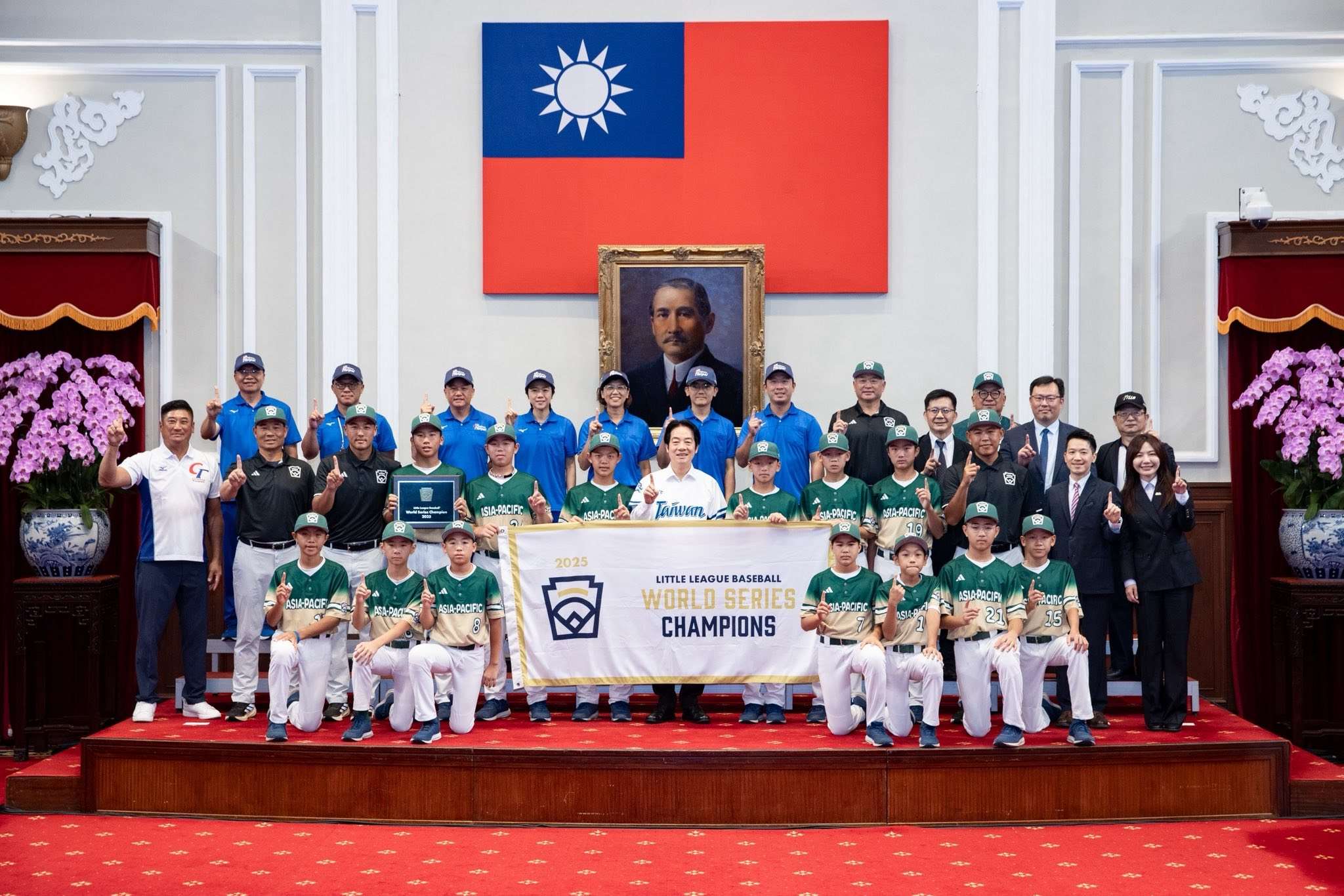  Presiden Lai Ching-te pada hari Kamis ini (4/9) bertemu dengan 3 pasukan pebisbol muda dan menyampaikan, dalam rangka merayakan momen yang langka ini, maka secara khusus mengundang Chunghwa Post untuk memroduksi perangko dan buku tabungan peringatan (foto: Lai Ching-te facebook)