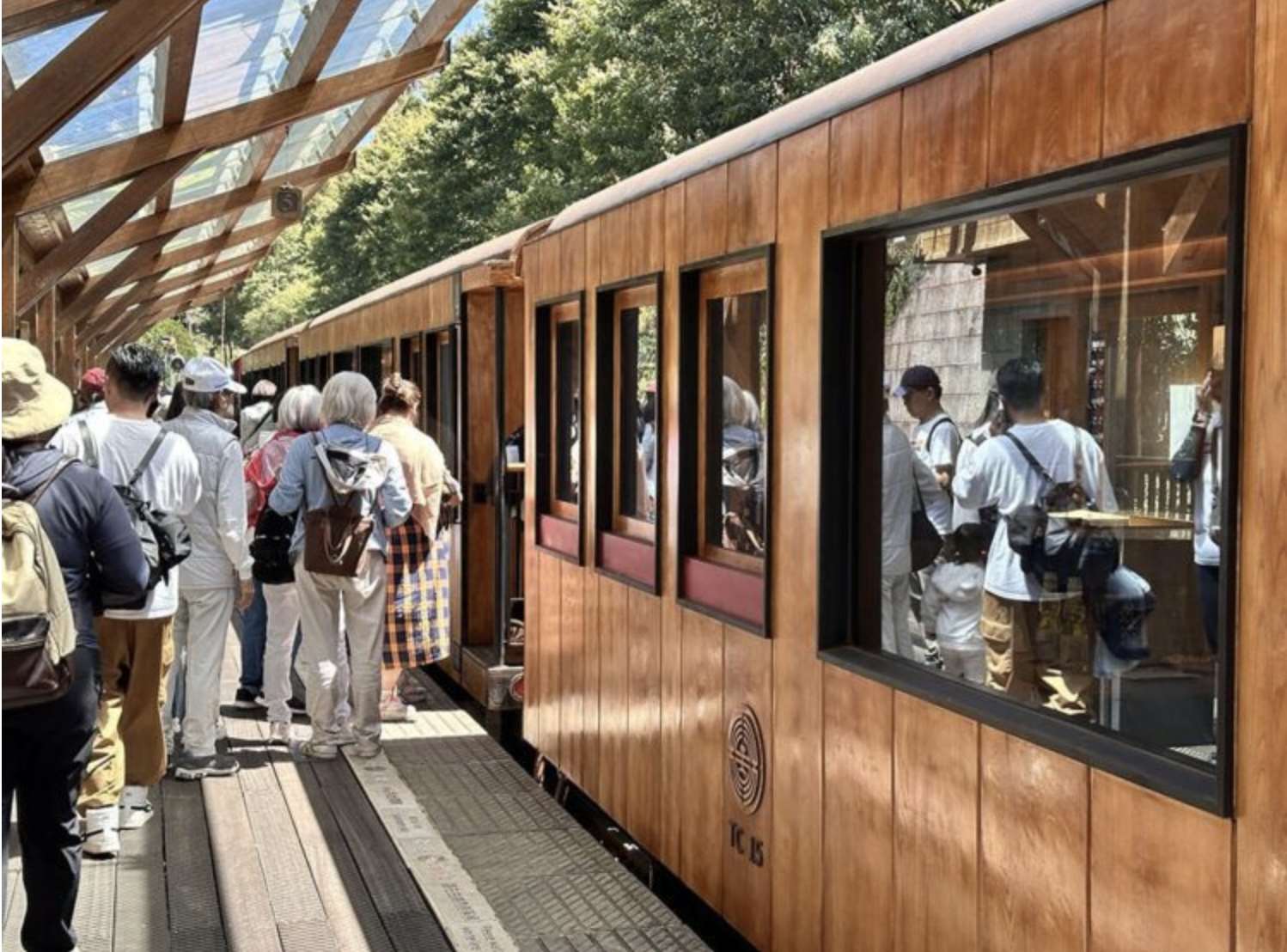 kereta api lokomotif dengan gerbong berlapis kayu cemara resmi beroperasi pada tanggal 16 Oktober 2025, yang akan melintasi rel kereta api jalur hutan Alishan (foto: afrch.forest.gov)