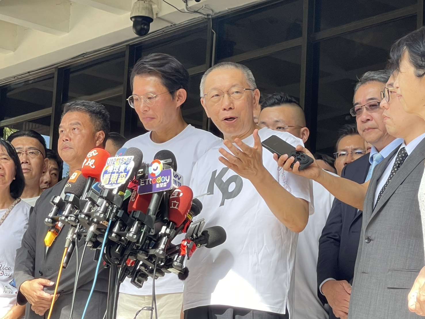 Ko Wen-je menyampaikan pidato singkat di luar Pengadilan Distrik Taipei usai dibebaskan dengan jaminan NT$70 juta.