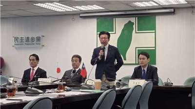 DPP dan Partai Demokrat Liberal Jepang,  mengelar Dialog 2+2 “Kebijakan Pertahanan Keamanan Taiwan dan Jepang”. Dari kiri ke kanan, Kazuchika Iwata, Tsuyoshi Hoshino,  Kuo Kuo-wen (郭國文), Chen Kuan-ting (陳冠廷). 