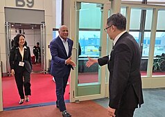 Delegasi yang dipimpin oleh Wakil Perdana Menteri Saint Lucia tiba di Taiwan, disambut oleh Wakil Menteri Luar Negeri Taiwan Chen Ming-chi di bandara. (Foto: Kemenlu)
