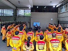 LG
花東新北共同輪值國際人道救援任務  集結演練
內政部消防署指定由花蓮縣、新北市及台東縣消防局
共同輪值9、10月國際人道救援縣市任務。花蓮縣消
防局特搜隊受邀於1日至新北市消防局特搜大隊南雅
分隊，參與共同動員集結演練。
（花蓮縣消防局提供）
中央社記者李先鳳傳真  114年9月2日
