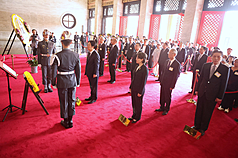 Presiden Lai Ching-te memimpin upacara Peringatan Musim Gugur bagi Para Pahlawan di Martyrs Shrine.(Foto: CNA)

