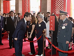 PD
賴總統赴忠烈祠主持秋祭  慰問遺族代表
總統賴清德（前左）3日赴忠烈祠主持「中華民國114
年秋祭忠烈殉職人員典禮」，典禮後，賴總統也向烈
士遺族代表致意。
中央社記者王飛華攝  114年9月3日
