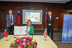 ED
台英簽署半導體聯合培力計畫瞭解備忘錄
駐英國代表姚金祥（後方螢幕）和英國駐台代表包瓊
郁（中）昨天在外交部，分別以視訊及實體方式簽署
「台英半導體聯合培力計畫瞭解備忘錄」，由外交部
政務次長吳志中（右）及英國創新科技部國家科技顧
問史密斯（左）見證。
（外交部提供）
中央社記者吳書緯傳真　114年9月12日
