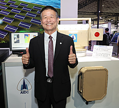 PD
漢翔開發無人機反制系統
兩年一度的台灣國際航太暨國防工業展18日起在台北
南港展覽館登場，多家指標台廠都聚焦無人機商機，
其中漢翔展出開發的無人機反制系統，漢翔代理董事
長、總經理曹進平（圖）現身展場。
中央社記者張新偉攝  114年9月18日
