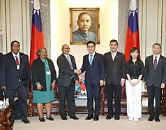 Johnny Chiang bertemu dengan Ketua Dewan Perwakilan Rakyat (DPR) Palau, Gibson Kanai dan rombongannya. 