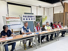 Pusat Tanggap Bencana menggelar acara temu pers pada Senin pagi untuk melaporkan upaya penyelamatan hari ketujuh di Desa Guangfu di Hualien.