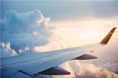 飛機 旅遊 (Ross Parmly/Unsplash)