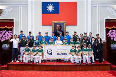  Presiden Lai Ching-te pada hari Kamis ini (4/9) bertemu dengan 3 pasukan pebisbol muda dan menyampaikan, dalam rangka merayakan momen yang langka ini, maka secara khusus mengundang Chunghwa Post untuk memroduksi perangko dan buku tabungan peringatan (foto: Lai Ching-te facebook)