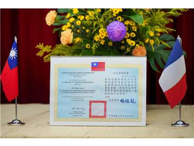 Dalam postingan Menlu Lin Chia-lung (11/9) menyampaikan "lencana persahabatan" yang diberikan kepada Wakil Ketua Komite Urusan Luar Negeri dan Pertahanan Prancis, Olivier Cadic (foto: facebook Lin Chia-Lung)