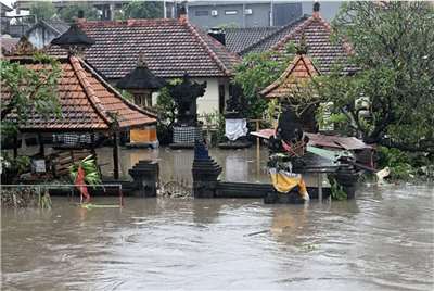 Banjir bandang menggenangi kota Denpasar Bali (tangkapan layar : intip24news.com)