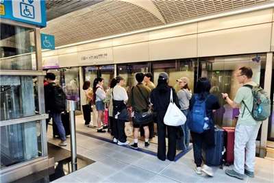機場捷運4日發生短暫電力異常，桃園大眾捷運公司表示，調查是因全線第三軌供電設備異常，系統因自動保護機制作動導致電力跳脫，3分鐘內已隔離恢復，對於事故造成的旅客不便深表歉意。中央社記者吳睿騏桃園攝 114年9月4日 (圖：中央社)