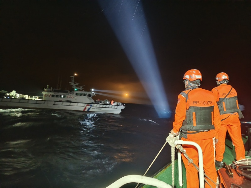 Diduga pilot F-16V terjun dengan parasut, Ditjen Penjaga Keamanan Laut dan Pantai melakukan upaya pencarian dan penyelamatan. (foto: Ditjen  Penjaga Keamanan Laut dan Pantai)