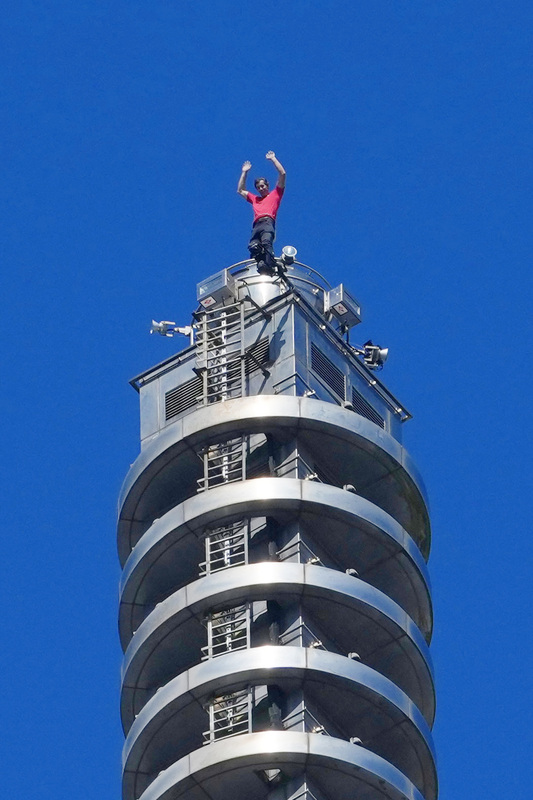 Alex Honnold Berhasil Capai Puncak Taipei 101 dengan Tangan Kosong . (Foto: CNA)