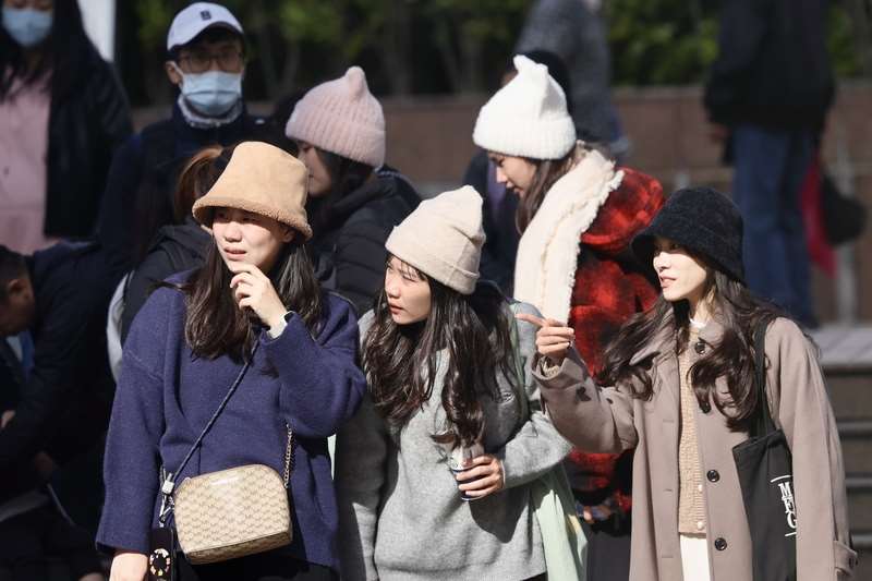 warga di sekitar stasiun utama Taipei, dengan kostum musim dingin (foto: arsip Rti)