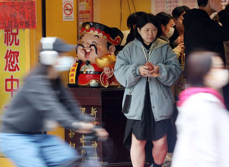 toko lotre di Gungguan, Taipei dan terlihat warga mencoba keberuntungan mereka dengan membeli lotre. (foto :CNA) 