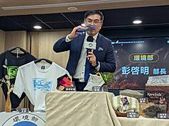 Menteri Lingkungan Hidup, Peng Chi-ming menjelaskan ampas kopi bisa diubah menjadi barang komersial (foto: CNA)
