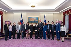 Presiden Lai Ching-te dan Wapres Hsiao Bii-khim bertemu dengan Wali Kota Phoenix, Arizona Kate Gallego (foto: Istana Kepresidenan)