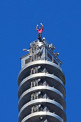 Alex Honnold Berhasil Capai Puncak Taipei 101 dengan Tangan Kosong . (Foto: CNA)
