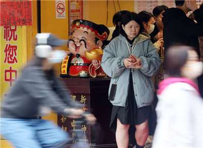 toko lotre di Gungguan, Taipei dan terlihat warga mencoba keberuntungan mereka dengan membeli lotre. (foto :CNA) 