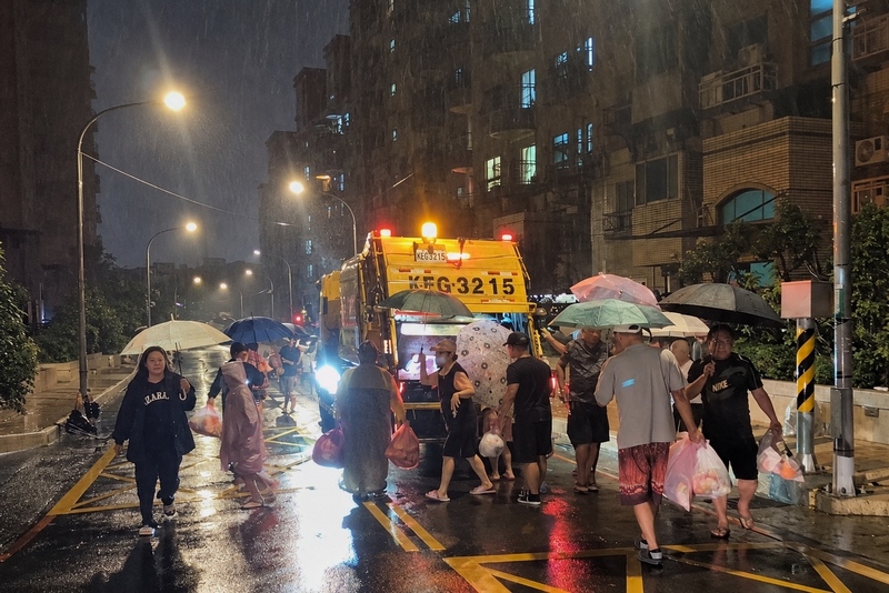Taifun Champi meninggalkan Taiwan, jumlah sampah yang dibersihkan petugas kebersihan Taoyuan dua kali lipat dari biasanya. (Foto: CNA)