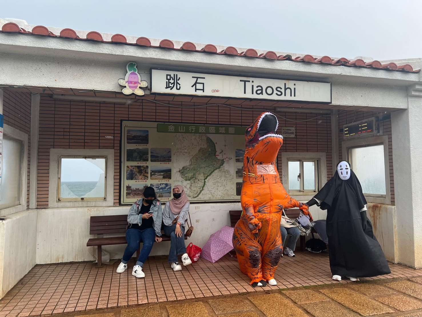 Lusiana dan temannya berwisata dengan menggunakan kostum t-rex yang unik (foto: Lusiana)
