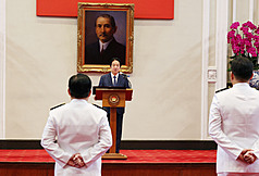 Presiden Lai Ching-te memimpin upacara  upacara kenaikan pangkat angkatan bersenjata. Beliau menekankan, penerapan kecerdasan buatan dan sistem tanpa awak dapat mempercepat penyesuaian taktis dan pengambilan keputusan. Angkatan Bersenjata dan Ditjen Penjaga Keamanan Laut dan Pantai harus bekerja sama lebih erat untuk menanggapi situasi maritim yang berubah dengan cepat. (foto: CNA)