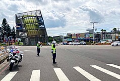 LG
selama perayaan Double Ten, polisi mengatur ketertiban di jalan selama jam sibuk dan menggunakan drone untuk memantau kondisi lalu lintas secara langsung. (foto: Kepolisian)