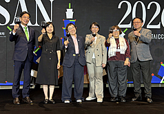 Kepala TAICCA Sue Wang (kiri 3) dan CEO TAICCA Wang Min-hui (kanan 3) hadir dalam "Malam Taiwan" di Festival Film Busan berlangsung 12 Oktober di Korea. (Foto: CNA)