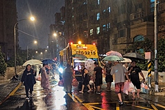 Taifun Champi meninggalkan Taiwan, jumlah sampah yang dibersihkan petugas kebersihan Taoyuan dua kali lipat dari biasanya. (Foto: CNA)