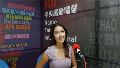 Thea ketika wawancara di studio Rti