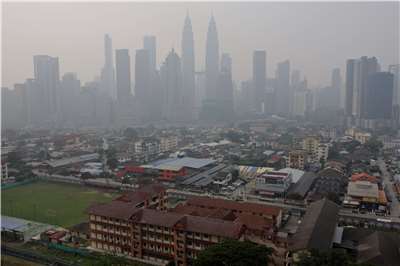 Kabut asap Indonesia menyebar luas ke berbagai provinsi, termasuk memengaruhi kualitas udara negara tetangga seperti Malaysia dan Singapura. Gambar: Kuala Lumpur, Malaysia. (sumber: RT/TPG Images)