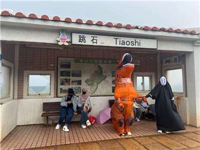 Lusiana dan temannya berwisata dengan menggunakan kostum t-rex yang unik (foto: Lusiana)