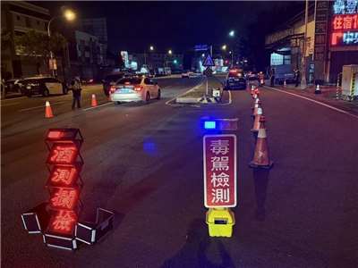 Kementerian Transportasi merevisi peraturan, pengendara yang menolak untuk di tes "narkoba",  berkendara di bawah pengaruh narkoba akan didenda NT$270.000 (foto: Kepolisian)