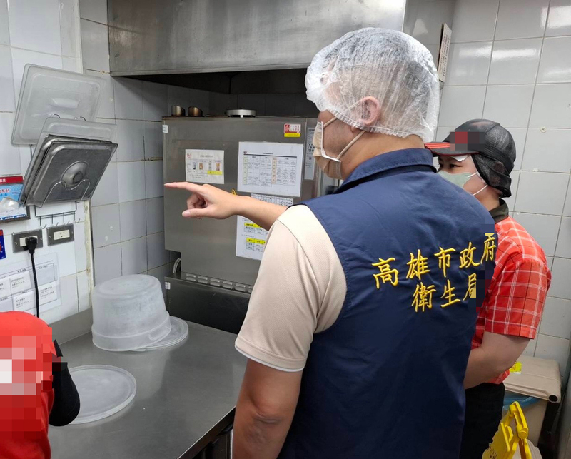 Petugas biro kesehatan melakukan penyelidikan di restoran cepat saji di Distrik Nanzih, Kaohsiung. (foto: Biro Kesehatan Pemkot Kaohsiung)