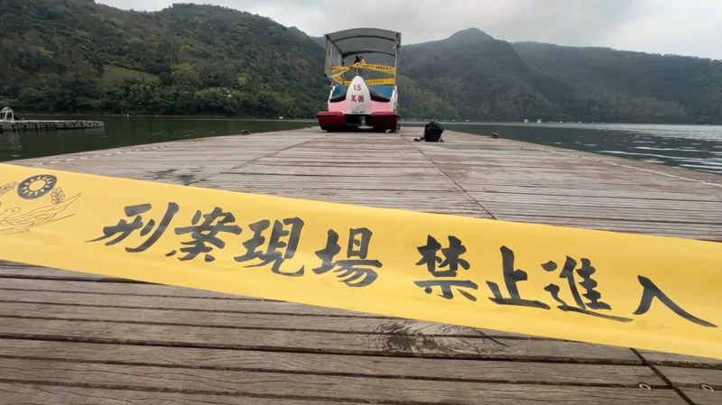 Perahu angsa terbalik (19/2)mengakibatkan seorang penumpang (9 tahun) tewas, Kejaksaan Hualien (20/2) memeriksa pemilik penyewaan perahu bermarga Lin, dinyatakan ada kelalaian hingga menyebabkan kematian, kini tersangka dalam status penangguhan tahanan dengan jaminan NT$50.000. (foto: warga, sumber: CNA)