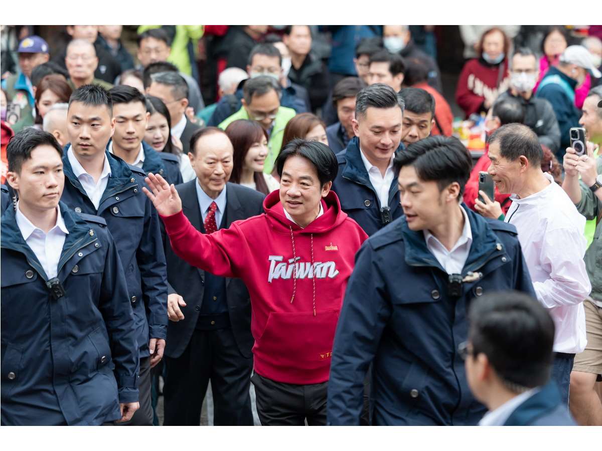 Presiden Lai Ching-te pada hari pertama Tahun Baru Imlek membagikan kantong keberuntungan di Kuil Longshan Taipei (Foto: Istana Presiden) 