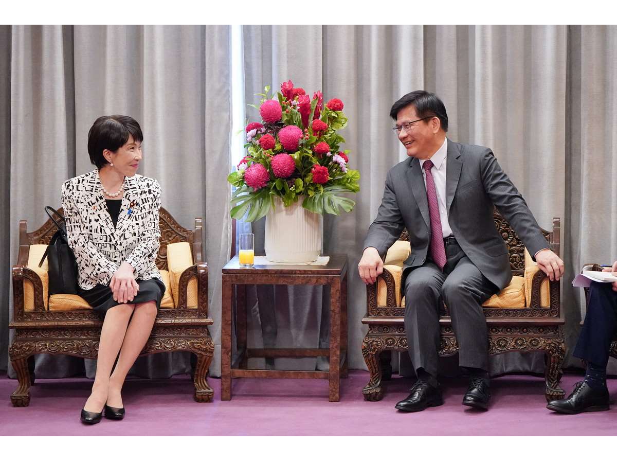 Menteri Luar Negeri Lin Chia-lung (kanan) memposting pesan pada tanggal 9 yang mengucapkan selamat kepada Jepang atas keberhasilan penyelenggaraan pemilihan Dewan Perwakilan Rakyat, dan melampirkan foto dirinya menerima Sanae Takaichi (kiri), yang belum terpilih sebagai presiden Partai Liberal Demokrat, di Kementerian Luar Negeri April lalu. (Foto diambil dari Facebook Lin Chia-lung)