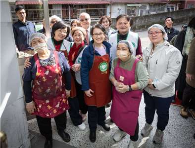 Wapres Hsiao Bi-khim turun ke Dapur Hemat Pangan, melakukan pekerjaan amal, berbagi kasih dan kehangatan. (foto: Istana Kepresidenan）