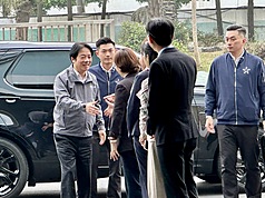 keterangan foto: Presiden Lai Ching-te menuju ke desa Fangyuan Kabupaten Changhua untuk berdiskusi dengan pelaku bisnis tekstil. (foto: CNA)