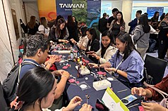 Wisatawan membuat Dough figurine tradisional. (Foto: CNA)
